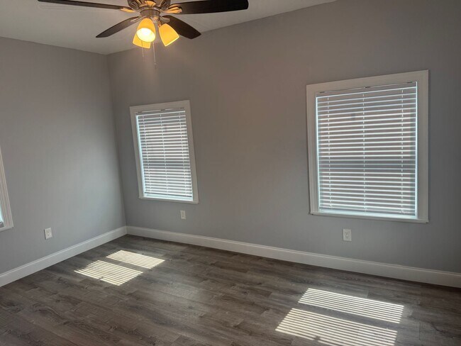 Building Photo - Large 4 bedroom West Tampa Bungalow