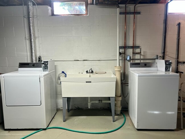 Building Photo - 1335 W Main St