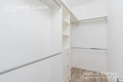 Building Photo - 531 Country Club Dr
