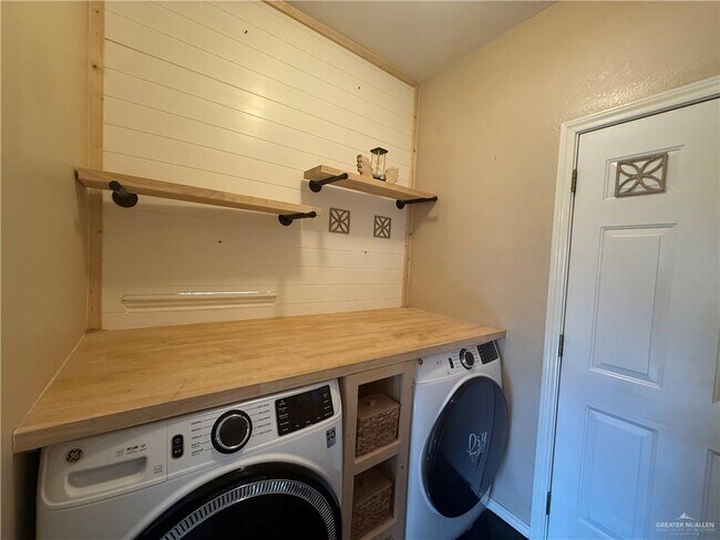 Building Photo - 35 Wisteria Dr