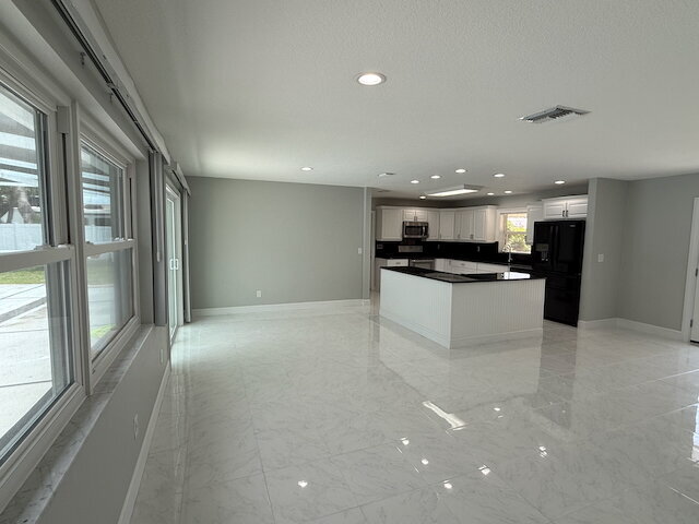 Building Photo - Remodeled Pool Home Located in the Very De...