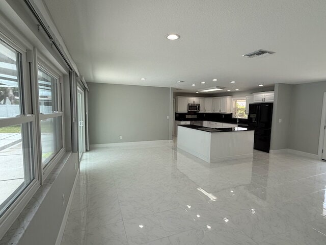 Building Photo - Remodeled Pool Home Located in the Very Desirable Bay Crest Park Waterfront Community