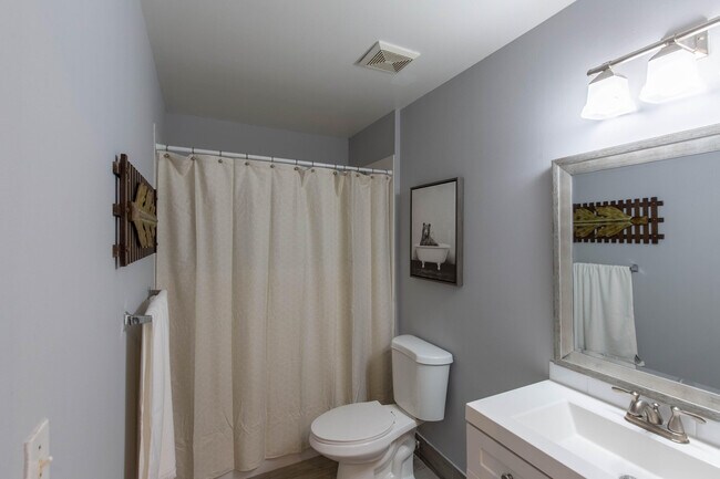 Building Photo - 2040 Greenview Shores Blvd