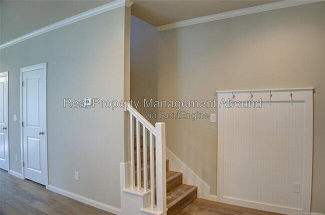 Building Photo - 724 S Weenonah Ave
