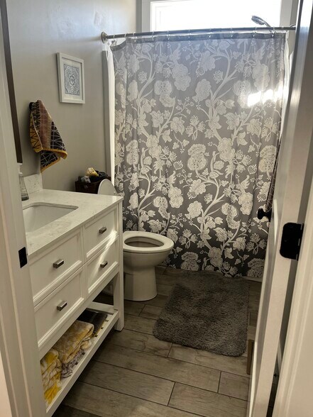 Full bath - 100 N Homestead Ln