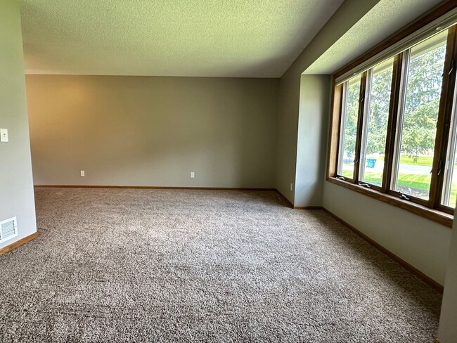 Building Photo - Maple Grove Single Family Home, Office, Fa...