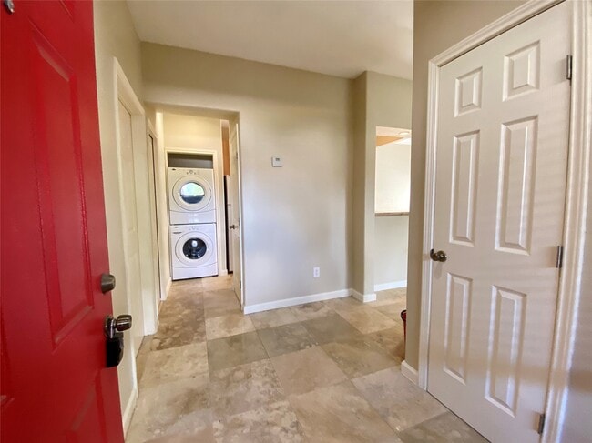 Building Photo - 2025 Augusta Dr