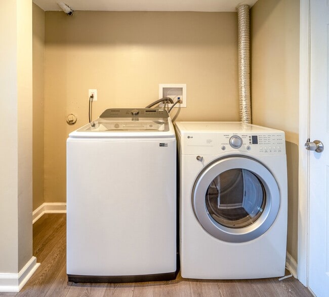 Building Photo - Spacious 3-Level Townhouse with Finished Basement and Fenced Patio