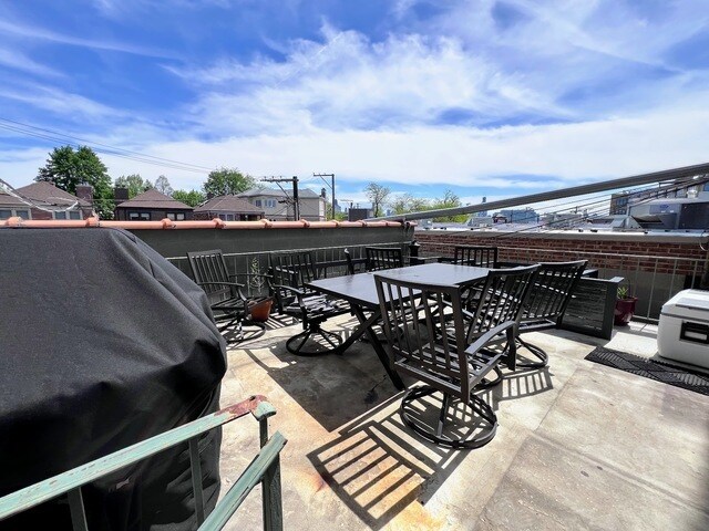 Building Photo - 2129 N Southport Ave