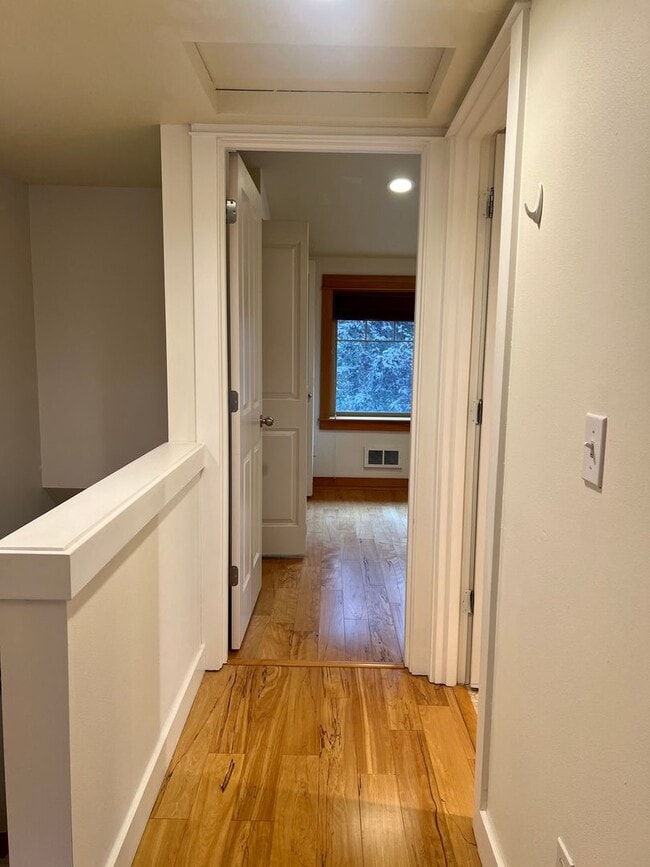 Building Photo - Available 1/1! Cozy townhouse in the Mt Ba...