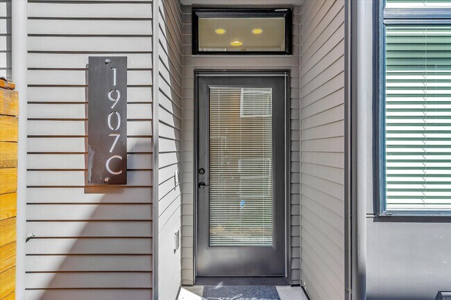 Building Photo - 1907 15th Ave S