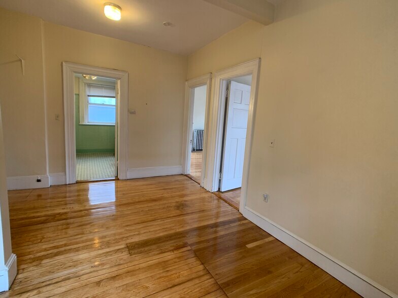 Building Photo - 456 Park Dr