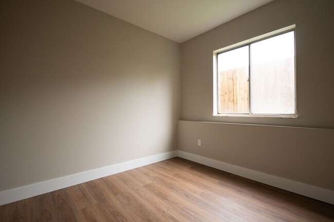 Building Photo - 733-743-743 E Wilbeth Rd