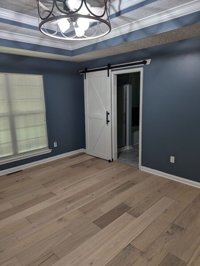 Building Photo - 3 bedroom 1 bath home with a basement and garage!