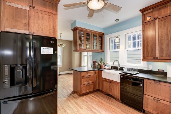 Building Photo - 3 Bed 2.5 Bath - Takoma Park Craftsman - Spacious Rear Deck