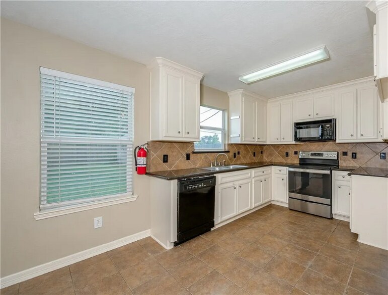 Building Photo - 711 Mockingbird St