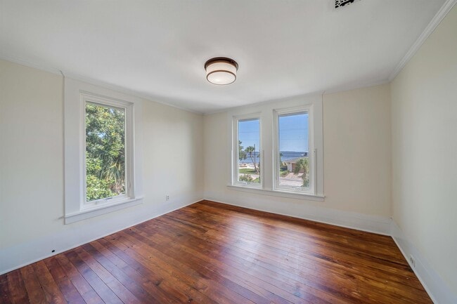 Building Photo - 2316 W Beach Dr