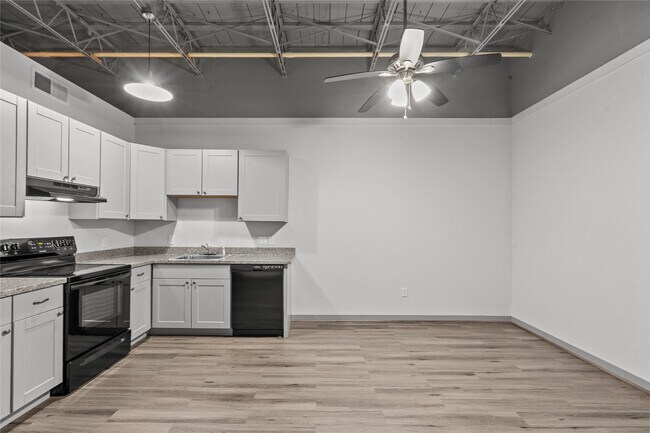 Building Photo - 612 W Texas Ave