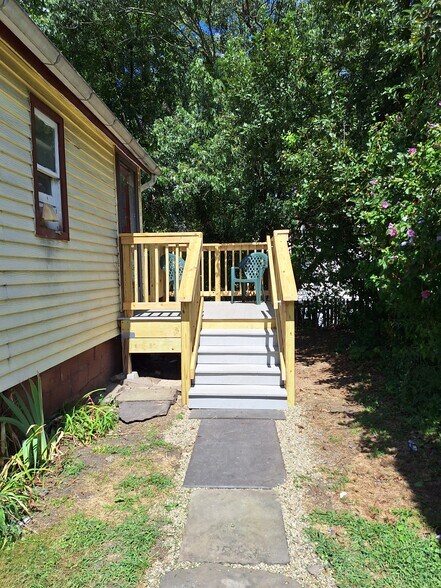 Building Photo - 346 Andrew St