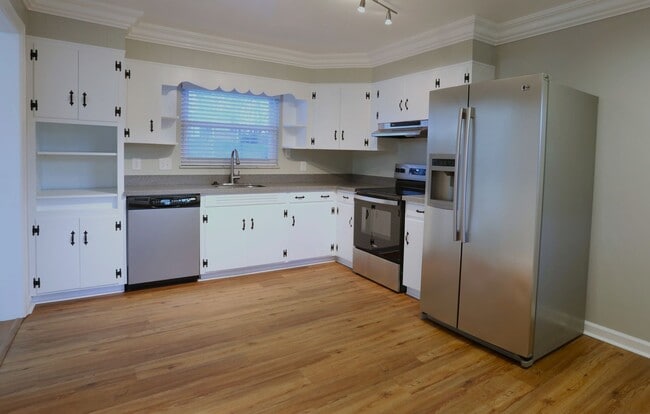 Building Photo - $500 OFF FIRST FULL MONTH- 3 Bedroom / 2 Bath Home  in South Knoxville- Lawncare included!