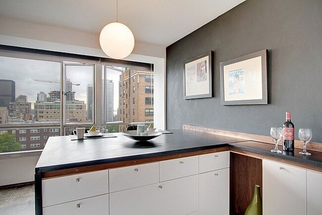 Building Photo - Sutton Place Condo in the heart of first hill