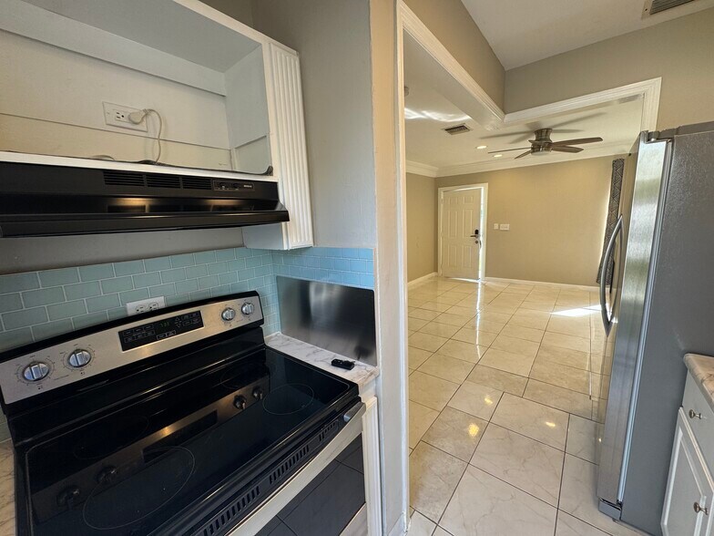 Building Photo - 839 NW 16th Ter