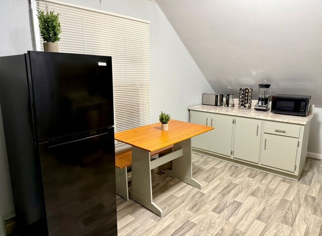 Building Photo - PRICE REDUCED! 1-Bedroom Apartment – Prime Poughkeepsie Location