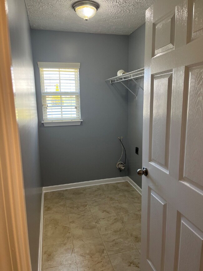 Building Photo - 2011 Orlimar Ct