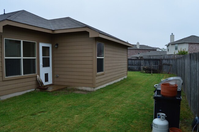 Building Photo - Beautiful Home in Twin Mills close to Bail...