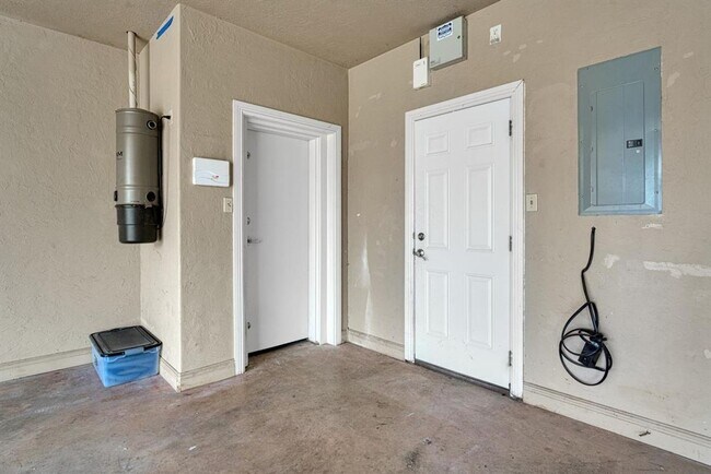 Building Photo - Amazing Home in Desirable Location