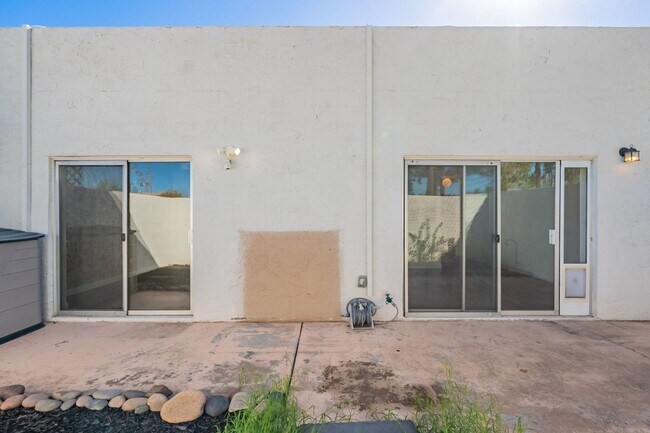Building Photo - Short-Term Rentals OK *** Less than 2 mile...