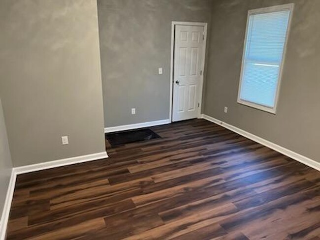 Building Photo - Newly renovted 3 bedroom Close to U of L a...