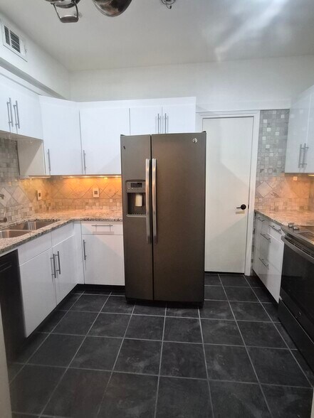 Building Photo - 4040 Avondale Ave