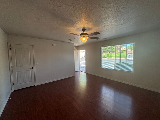Building Photo - 3 bed 2.5 bath townhome