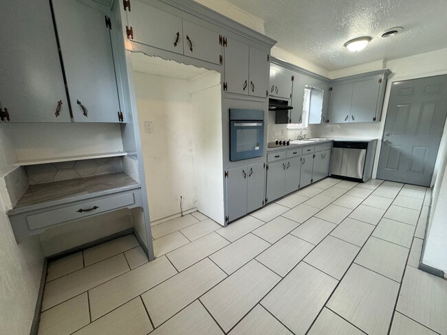 Building Photo - Cute 2 bedroom 2 bathroom home!