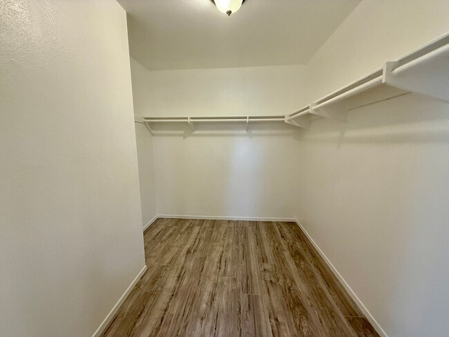 Building Photo - 4 bed, 3 bath Townhouse in Gated Community...