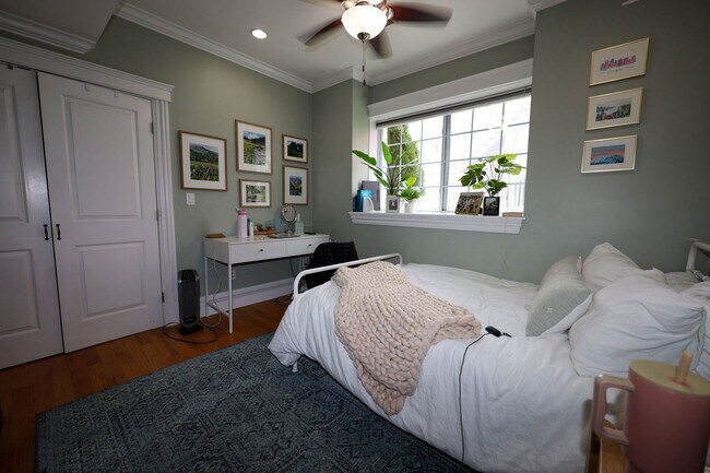 Building Photo - 3K SQ. FT MASSIVE APT W 4 BATHROOMS, LAUNDRY IN UNIT, PET FRIENDLY AND NO FEE!  2 FREE PARKING SP...