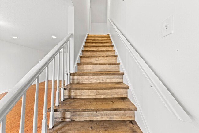 Building Photo - Cape Cod Style Home!