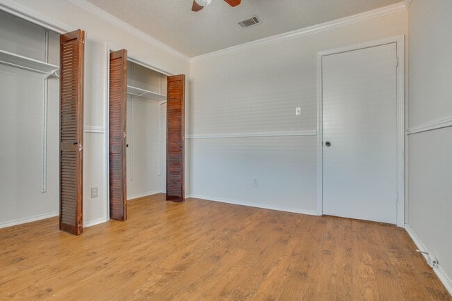 Building Photo - 9805 Briar Ridge Dr