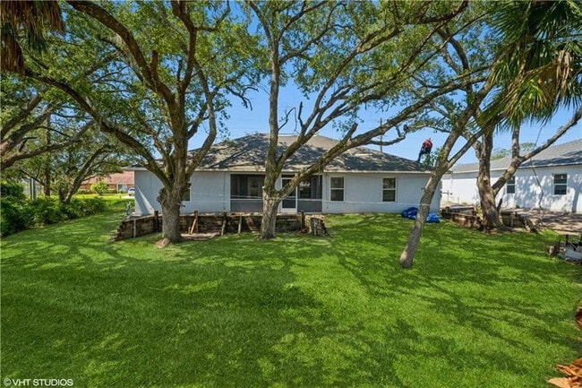 Building Photo - 1625 SW Abingdon Ave