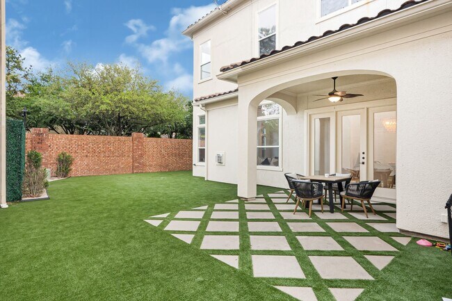 Building Photo - 2706 Tudor Manor