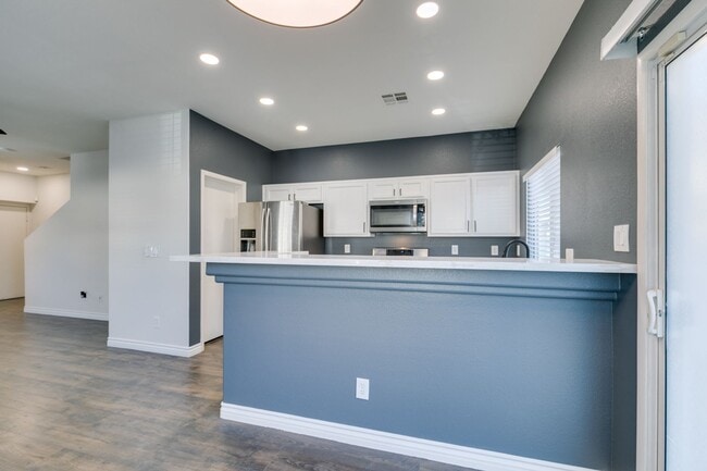 Building Photo - Stylish Townhouse Near the Strip with Dual Suites