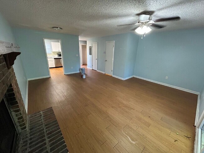 Building Photo - 2BR/1.5BA Townhouse Apartment Conveniently Located!