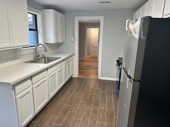 Building Photo - 912 W Cleveland St