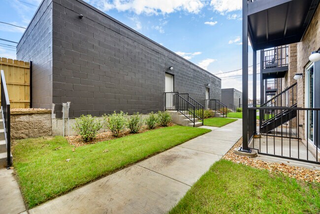 Building Photo - 2025 N Natchez Ave