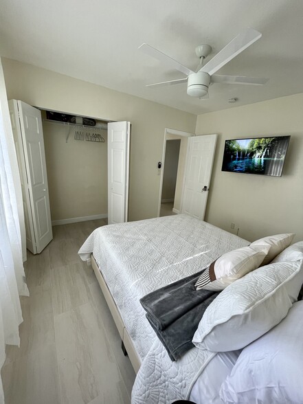Building Photo - 307 E Kalmia Dr