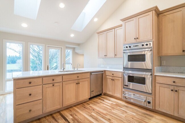 Building Photo - Escape to the Country, Spacious Contemporary in Wilsonville with Shop