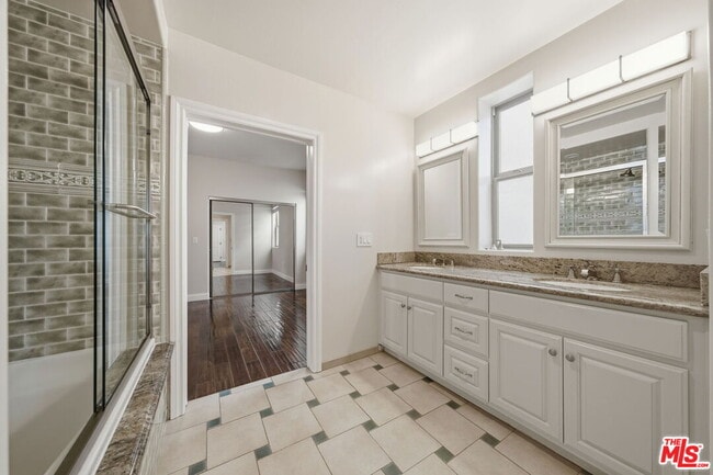 Building Photo - 320 S Swall Dr