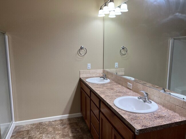 Building Photo - 1004 Willow Ave NE