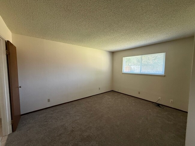 Building Photo - 3 bed 2 bath available in Sacramento!
